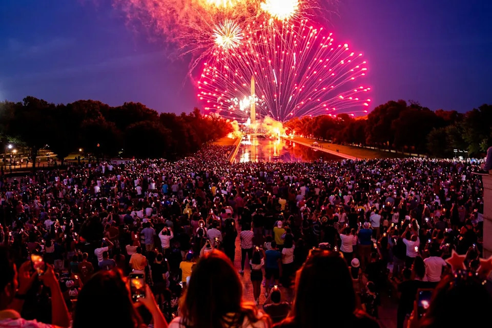 A massive fireworks display in Washington DC will begin around 11 pm July 4 after Donald Trump finishes a campaign-like rally with military band performances (Getty Images)