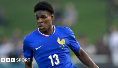 Emmanuel Mbemba playing for France Under-17s