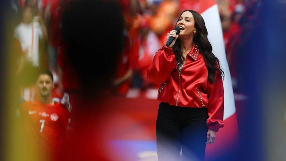Morrisette singing to the crowd wearing red