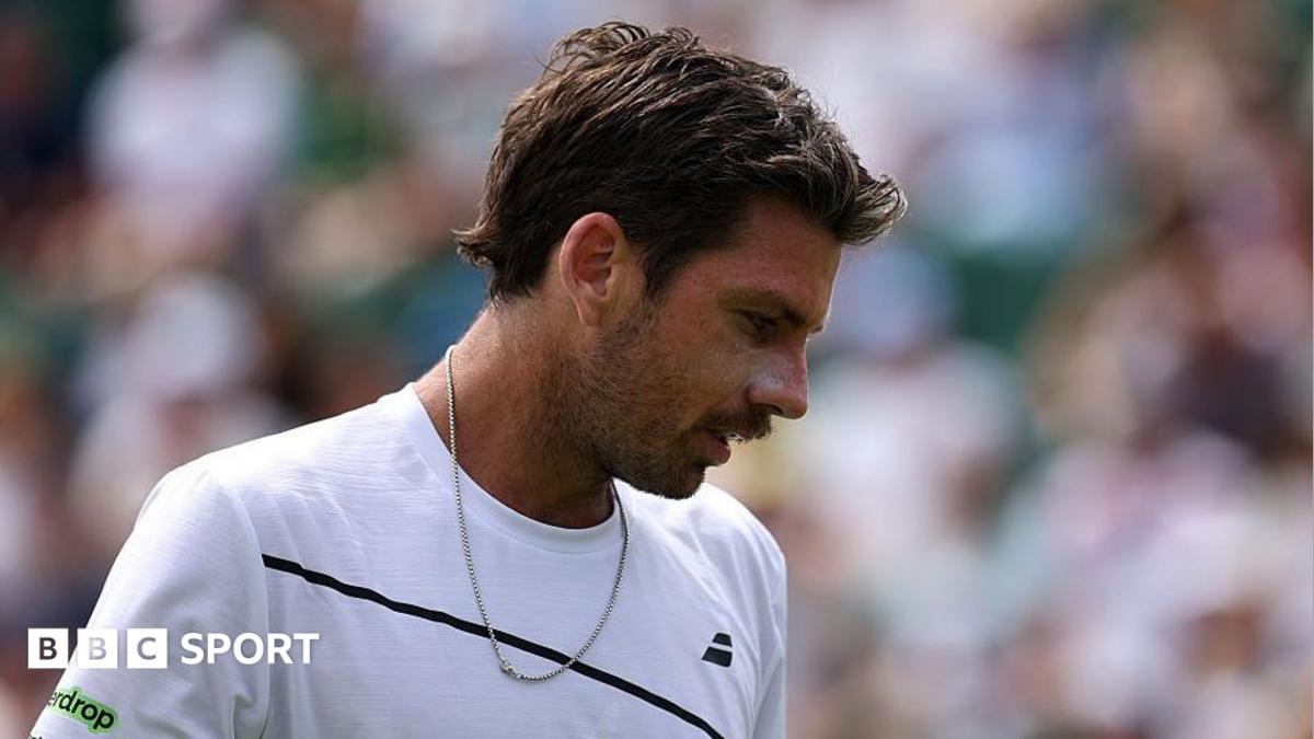 Andy Murray kisses Wimbledon trophy