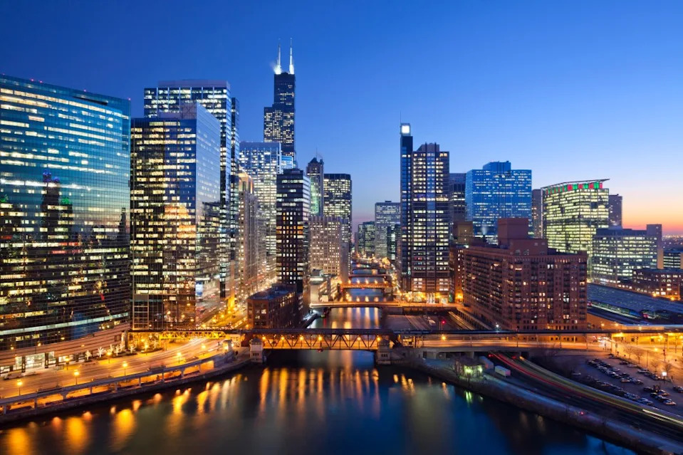 A view of the Chicago city skyline at night.