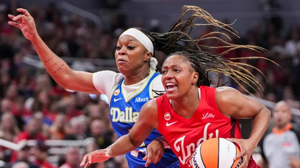 Indiana Fever guard Kelsey Mitchell goes for the drive during game against the <a class="link " href="https://sports.yahoo.com/wnba/teams/dallas/" data-i13n="sec:content-canvas;subsec:anchor_text;elm:context_link" data-ylk="slk:Dallas;sec:content-canvas;subsec:anchor_text;elm:context_link;itc:0" data-yga="{"yLinkElement":"context_link","yModuleName":"content-canvas","yLinkText":"Dallas","ySubModuleName":"anchor_text","yHasCommerce":false}">Dallas</a> Wings.Grace Smith&sol;IndyStar &sol; USA TODAY NETWORK via Imagn Images