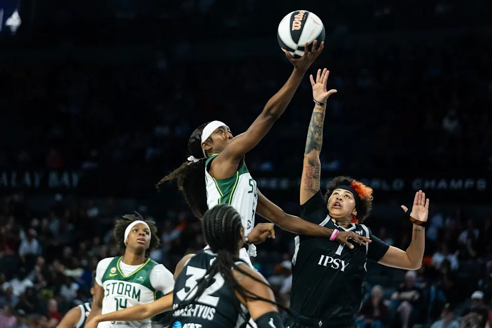Seattle Storm guard Flau’jae Johnson (4) goes for a lay-up during a WNBA game between the Las Vegas Aces and the Seattle Storm, Monday June 8, 2026 in Las Vegas, Nev.