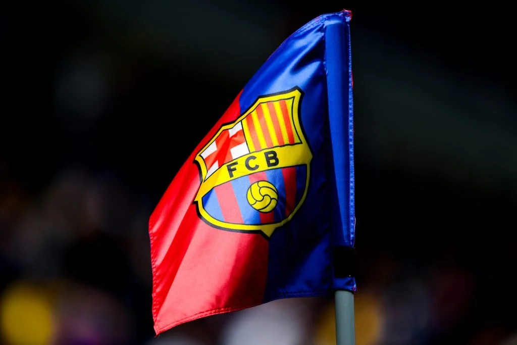 A FC Barcelona badge on corner flag