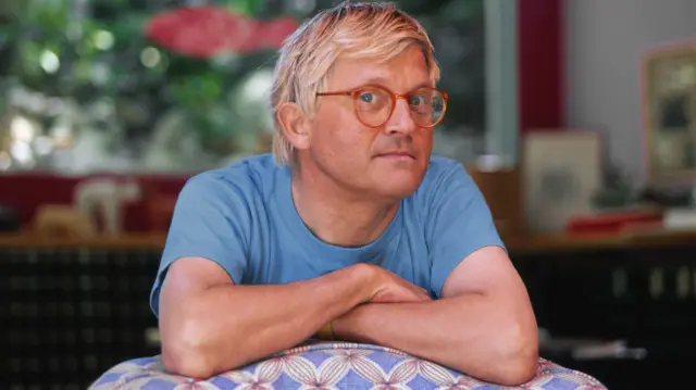 English artist David Hockney poses for a portrait in the living room of his Hollywood Hills home in April 1991, in Los Angeles, California.