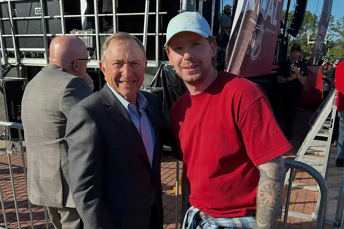 Evgeny Kuznetsov takes photo with NHL commissioner Gary Bettman: ‘Grandpa asked for a photo, I couldn’t say no!’