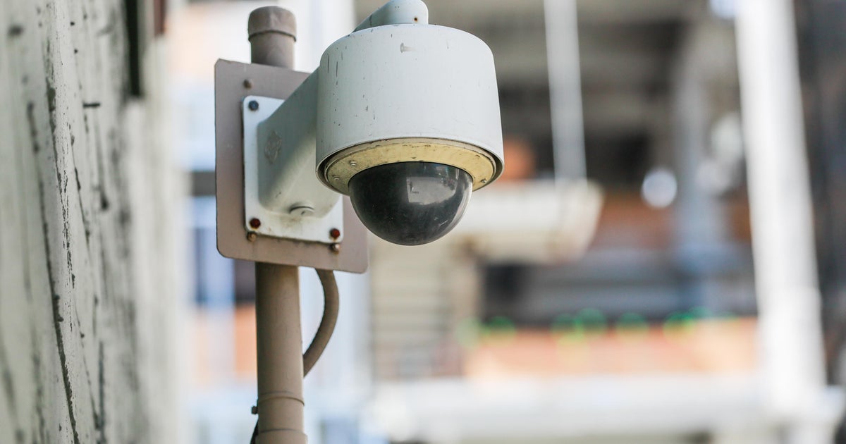 Florida man blames wrongful arrest on "error-prone" AI facial recognition