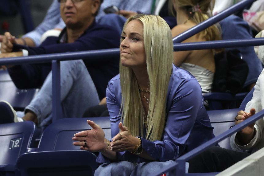 Lindsey Vonn looks on during a match between Świątek and Jessica Pegula at the 2022 US Open.