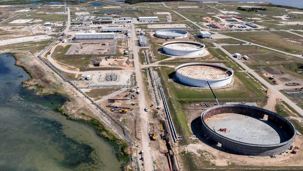 U.S. oil reserves near 40-year low at 365 million barrels