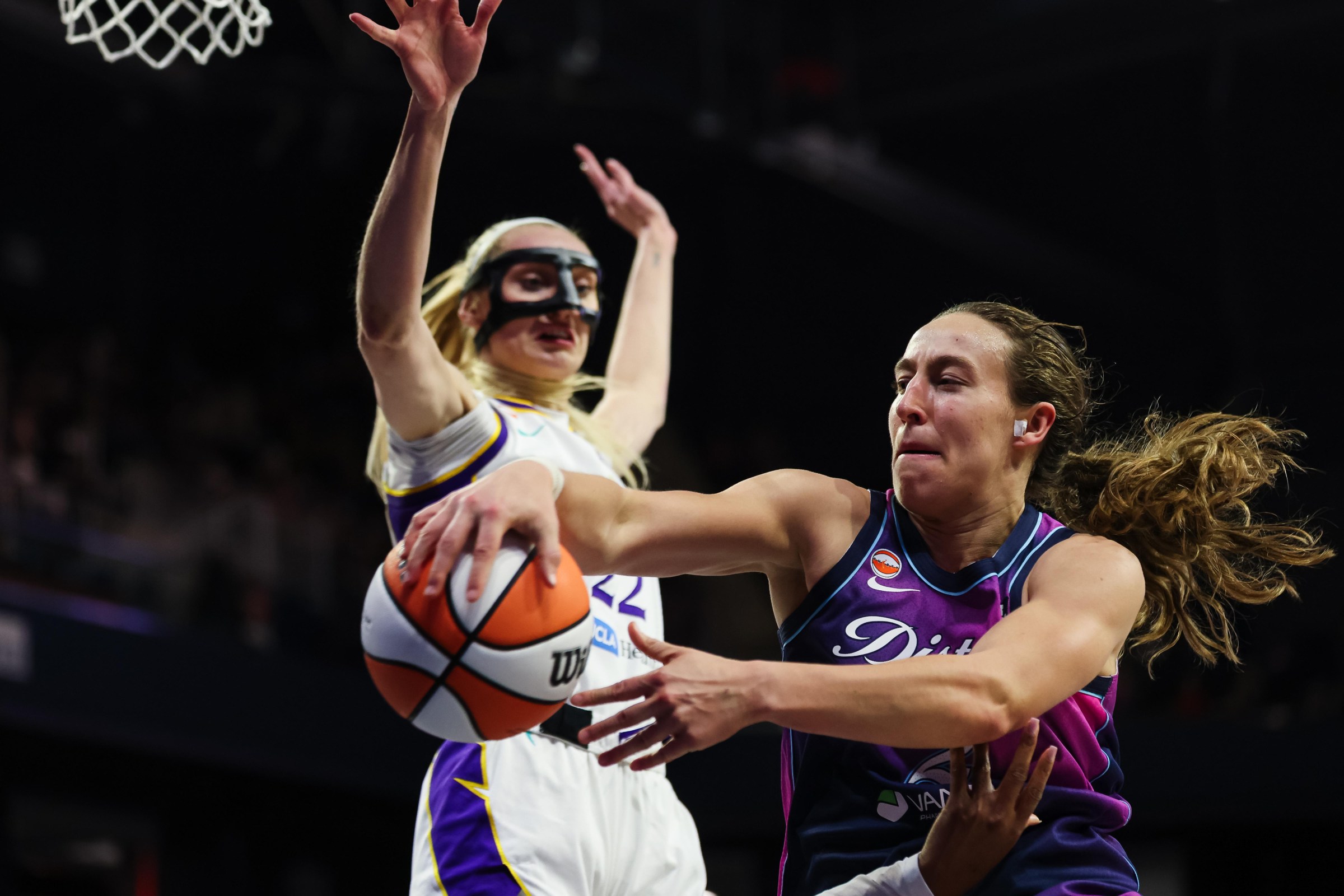 Alicia Flórez won over Mystics fans with back-to-back energy plays against the Sparks on Friday.
