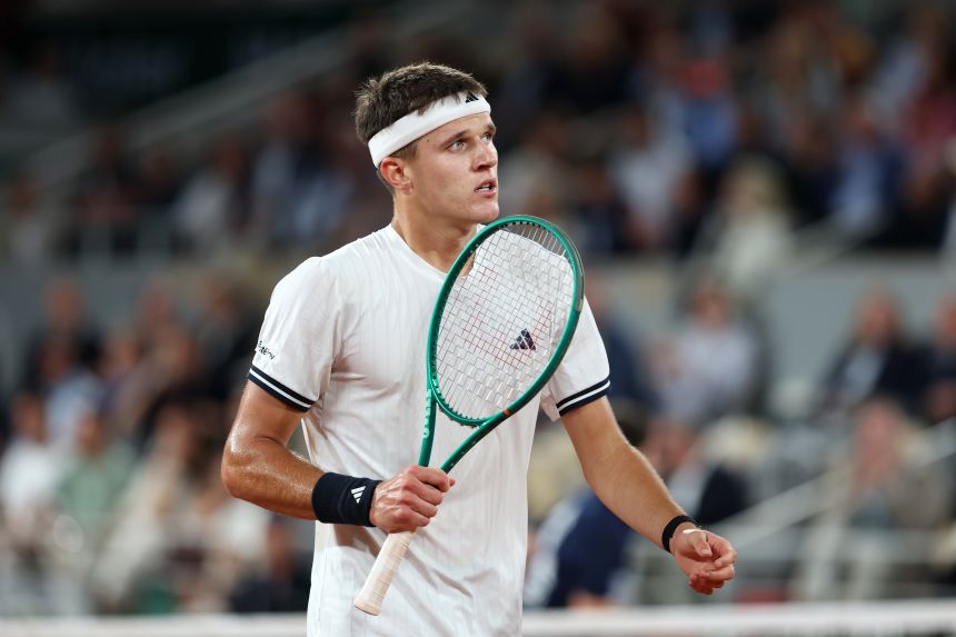 Jakub Menšík was suffering from cramps after winning his quarterfinal.