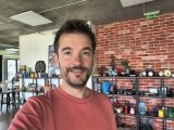 Selfie samples, main camera (1x) - 25mm, f/1.7, ISO 511, 1/100s (4096x3072px) - Motorola Razr 70 review