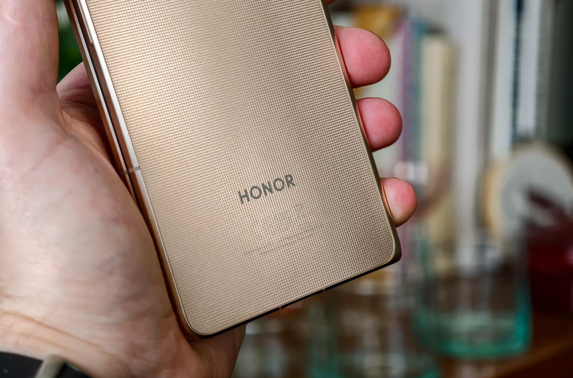 Photo of Honor Magic V6 rear finish and Honor logo