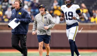 QB recruit commits to Pac-12 program over Michigan Football