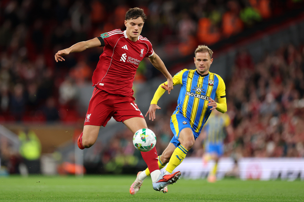 LIVERPOOL, ENGLAND - SEPTEMBER 23: Giovanni Leoni of Liverpool controls the ball whilst under pressure from Leo Scienza of Southampton during the Carabao Cup Third Round match between Liverpool and Southampton at Anfield on September 23, 2025 in Liverpool, England. (Photo by Jan Kruger/Getty Images)