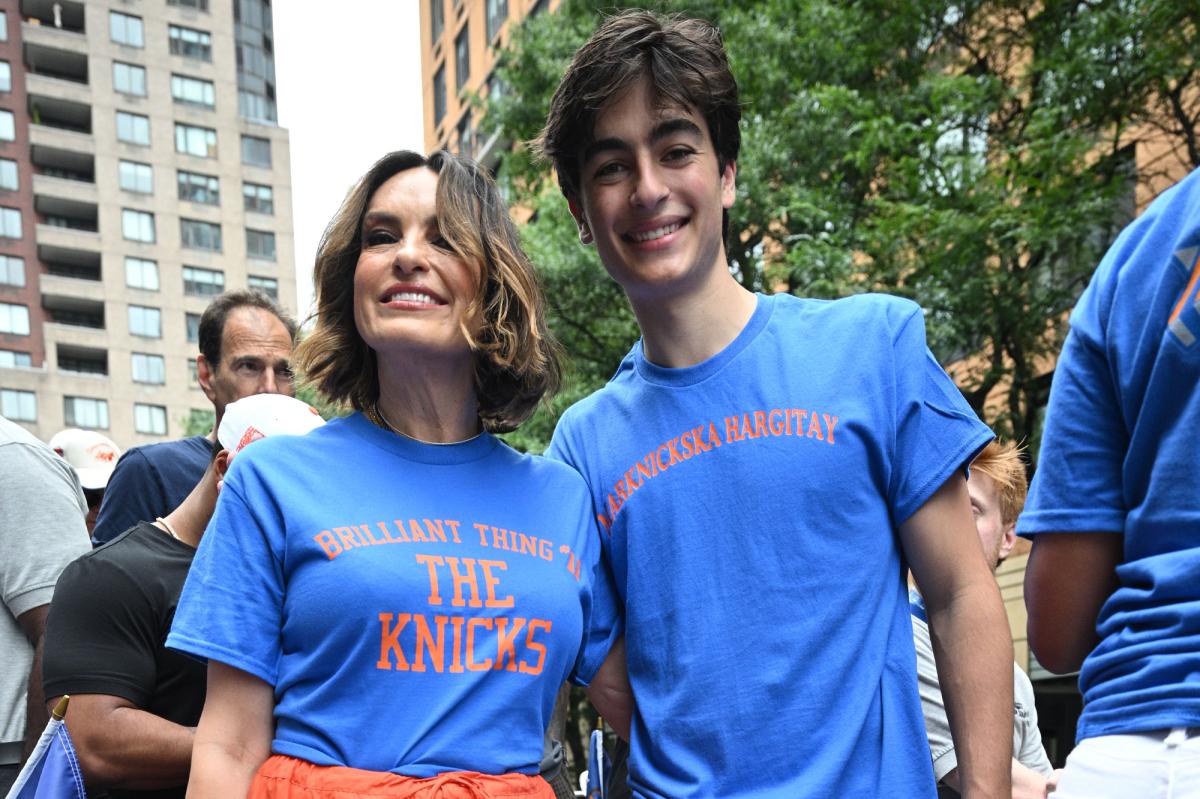 Mariska Hargitay's son wears punny shirt about his mom at Knicks parade