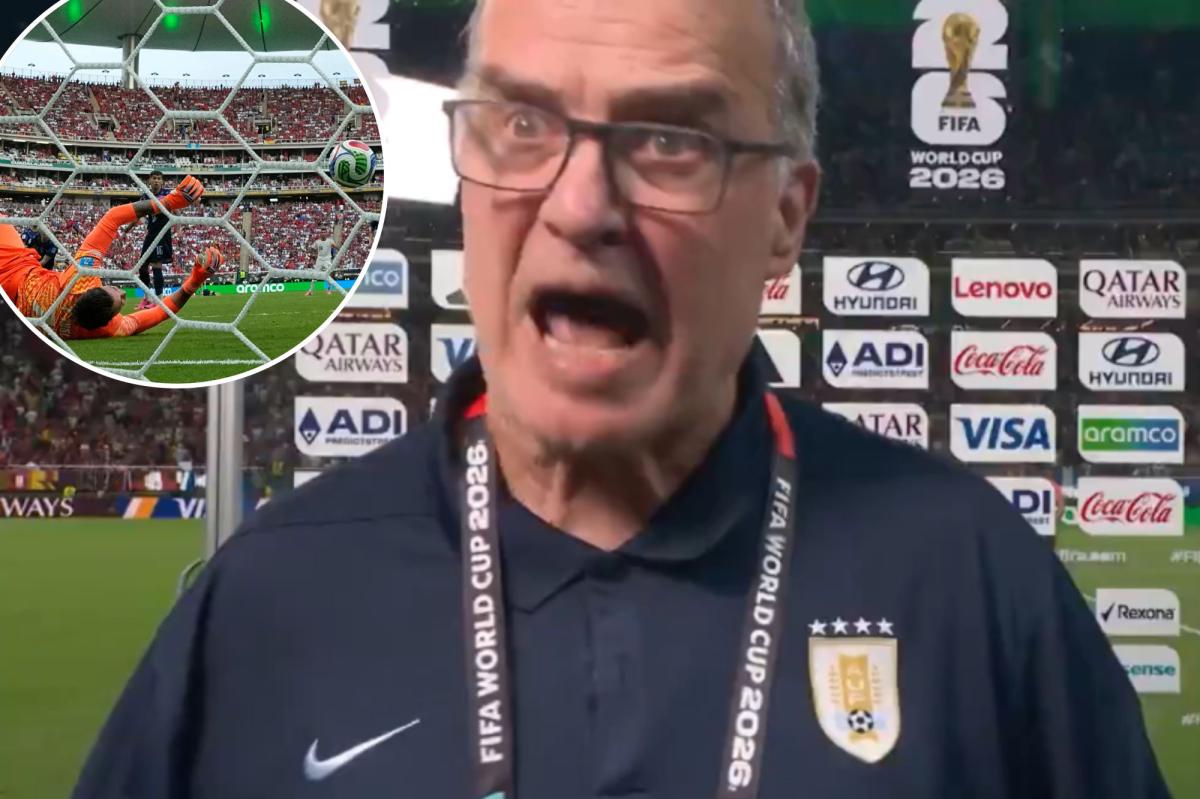 Uruguay manager screams at reporter after World Cup elimination