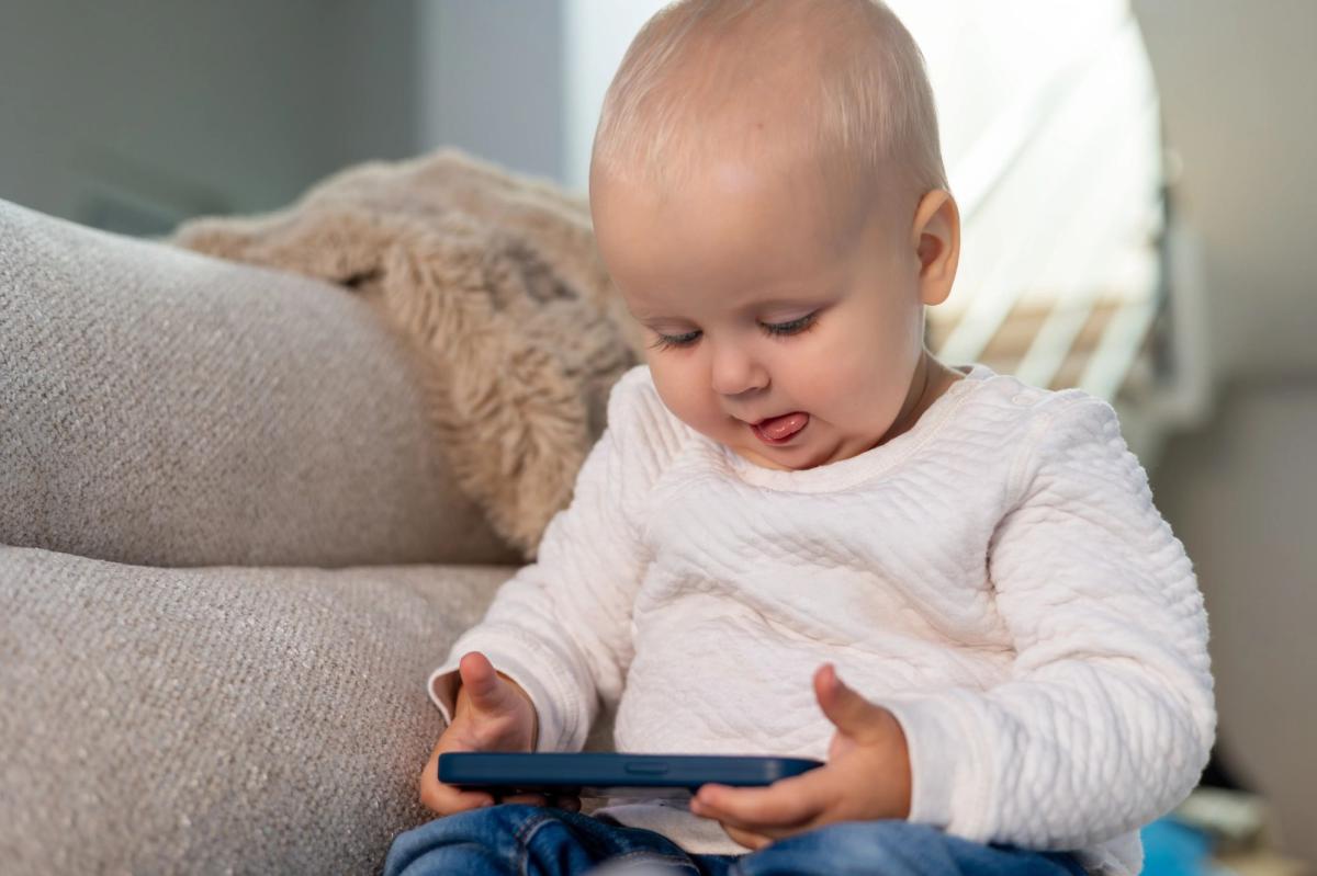 Screentime foryoung kids will harm ability to learn later
