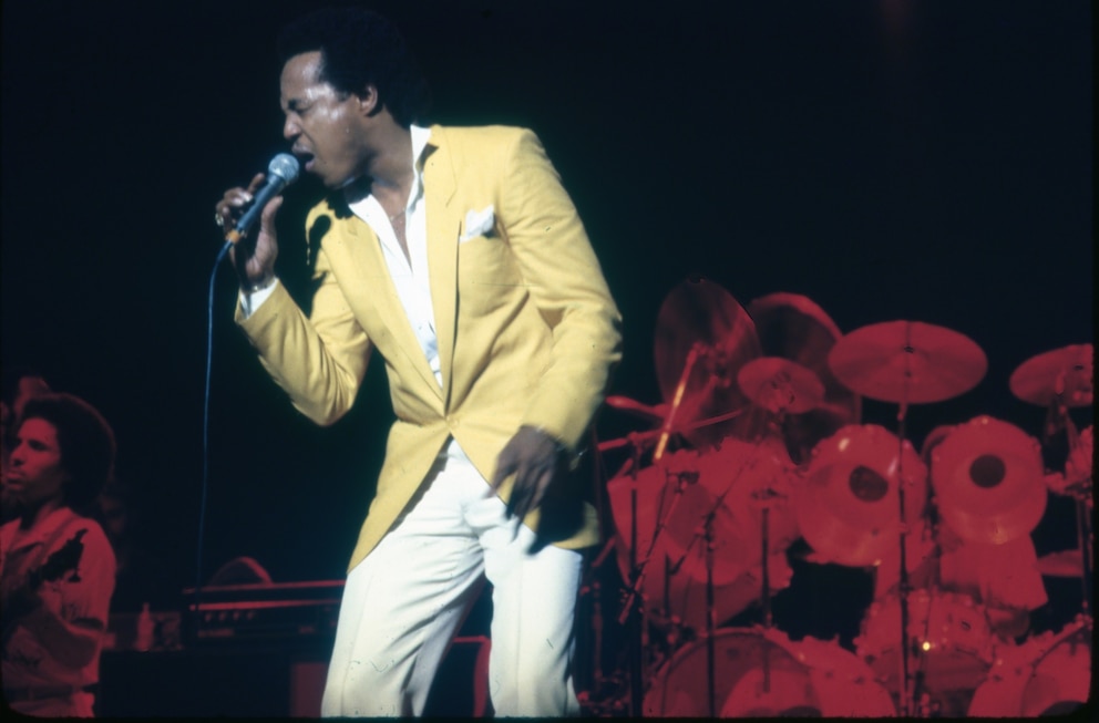 PHOTO: Peabo Bryson Performing