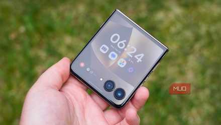 The cover screen on the Motorola Razr Ultra 2026 in the hand.
