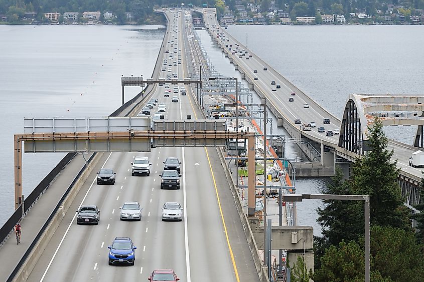 Lake Washington Floating Bridge with westbound traffic on Interstate 90. Editorial credit: Ian Dewar Photography / Shutterstock.com