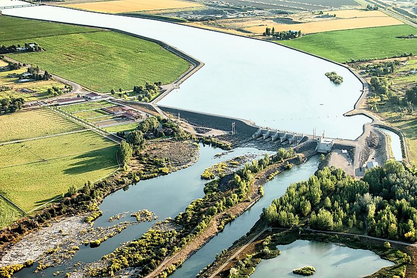 A large concrete dam spanning the Snake River