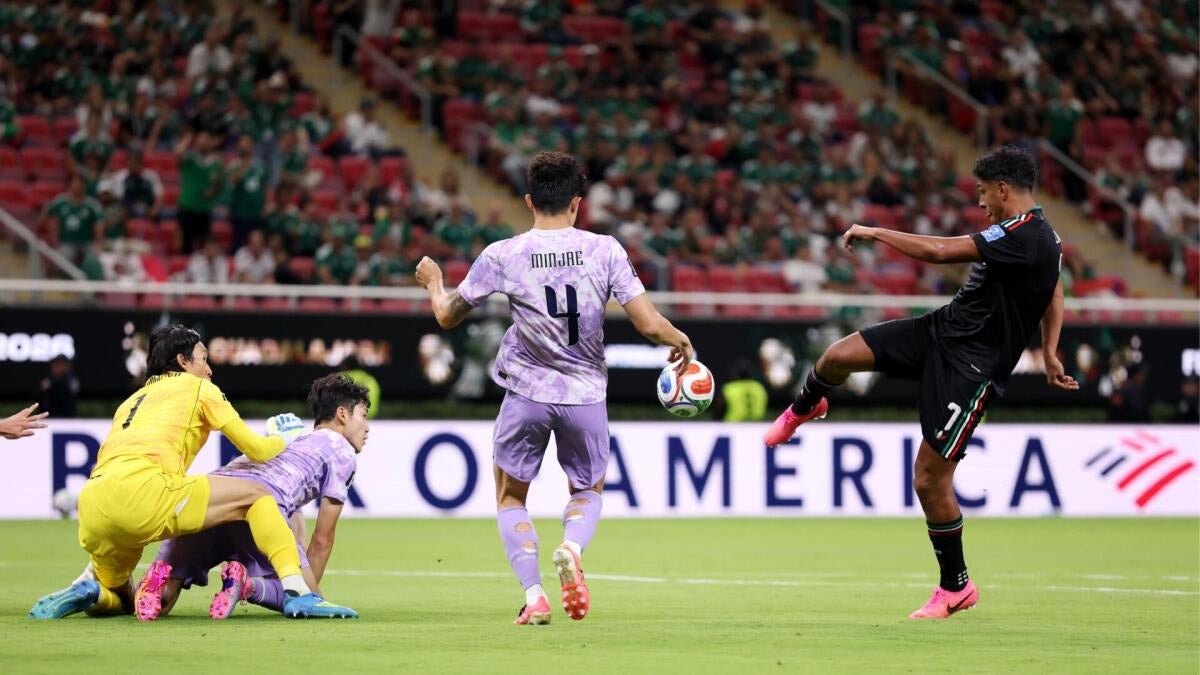 Mexico vs. South Korea score: El Tri clinch win Group A on goalkeeper blunder