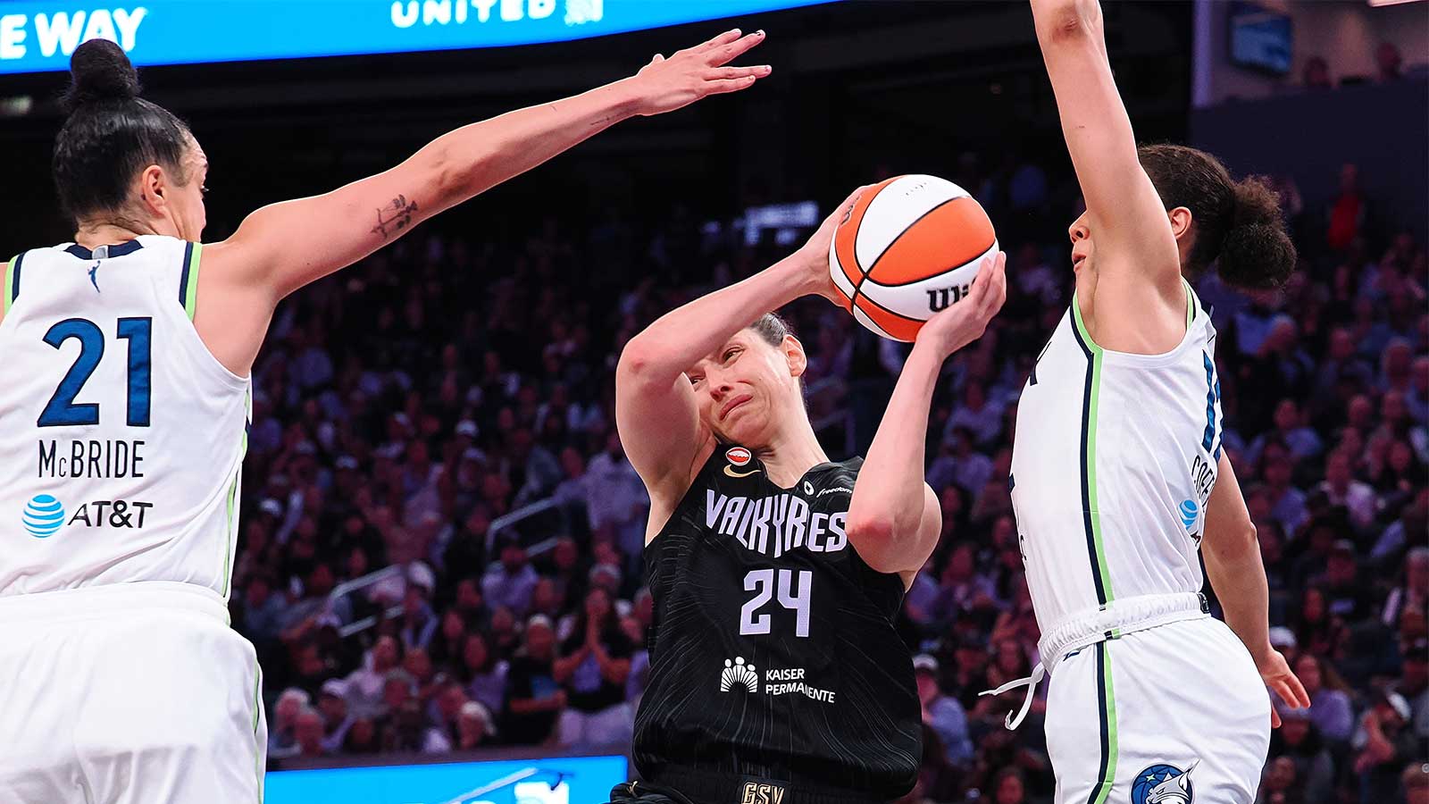 Golden State Valkyries forward Cecilia Zandalasini (24) passes the ball against the Minnesota Lynx during the fourth quarter at Chase Center.