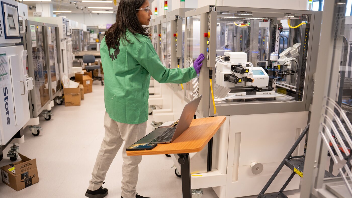 'The science labs of the future?' Human scientists oversee robots : NPR