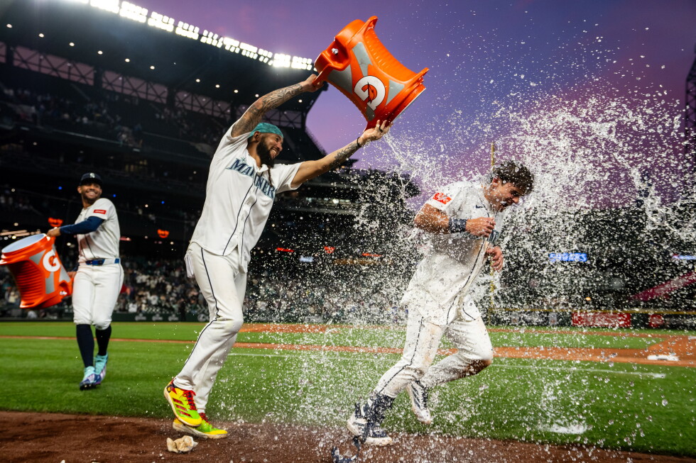Young’s single in 10th inning gives streaking Mariners 3-2 win over Mets