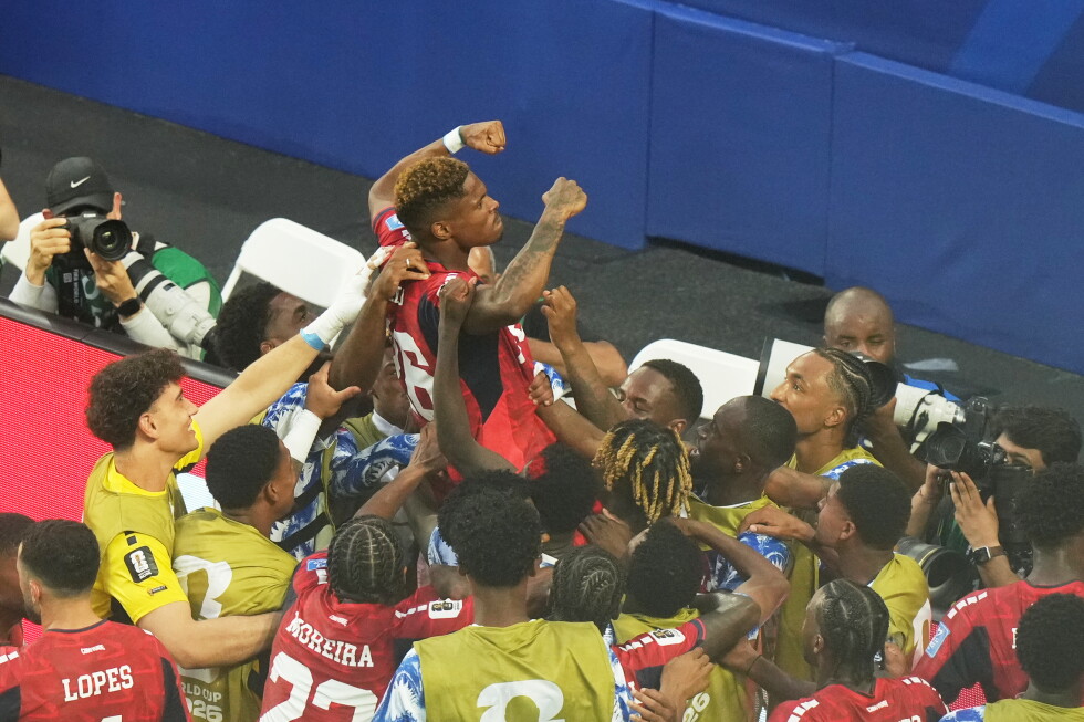 Cape Verde gets 1st World Cup goal and holds Uruguay to 2-2 draw
