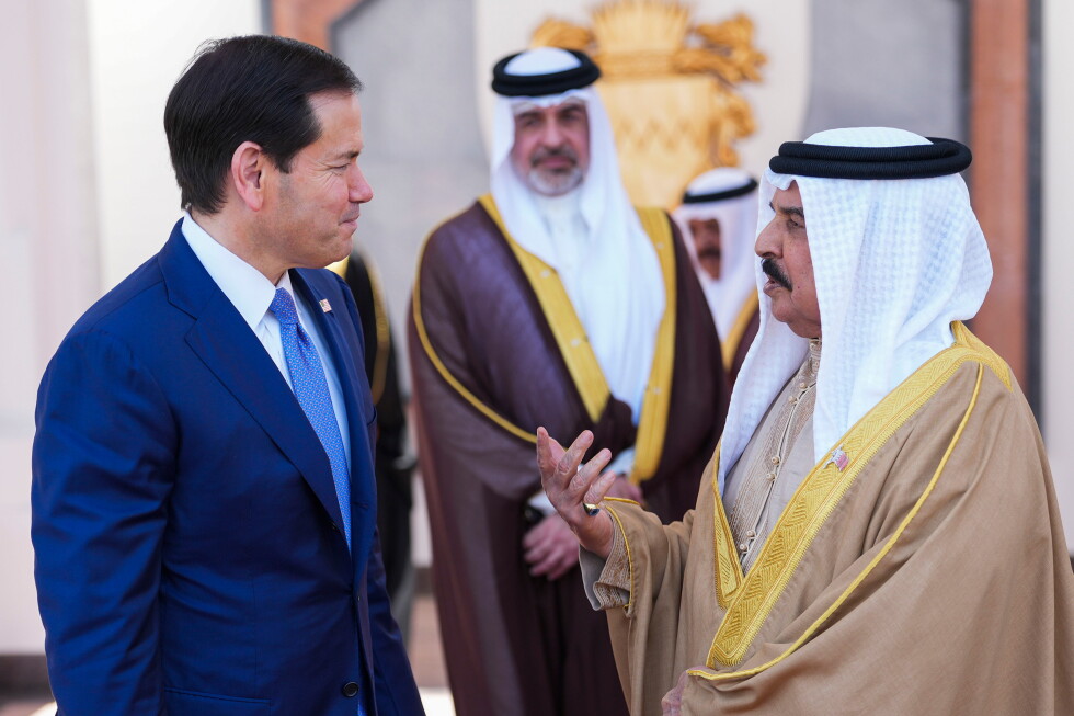 Iran attacks Bahrain and Kuwait with drones and missiles and threatens to halt talks