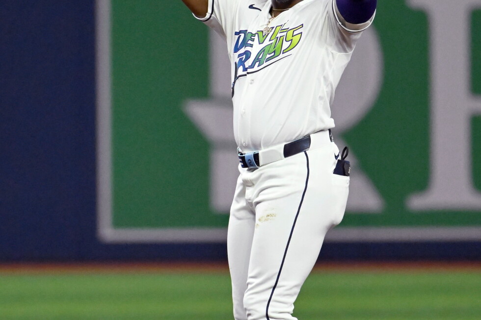 Rays DH Yandy Diaz strains his shoulder, is considered day to day