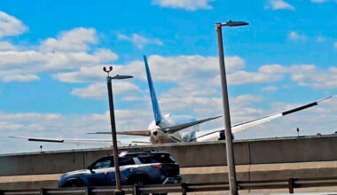 Copilot of United jet that struck a light pole realized flight was low