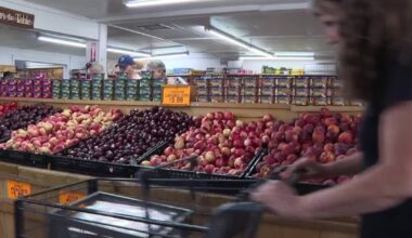 Produce prices surge; Arizonans cut back as inflation hits grocery aisles