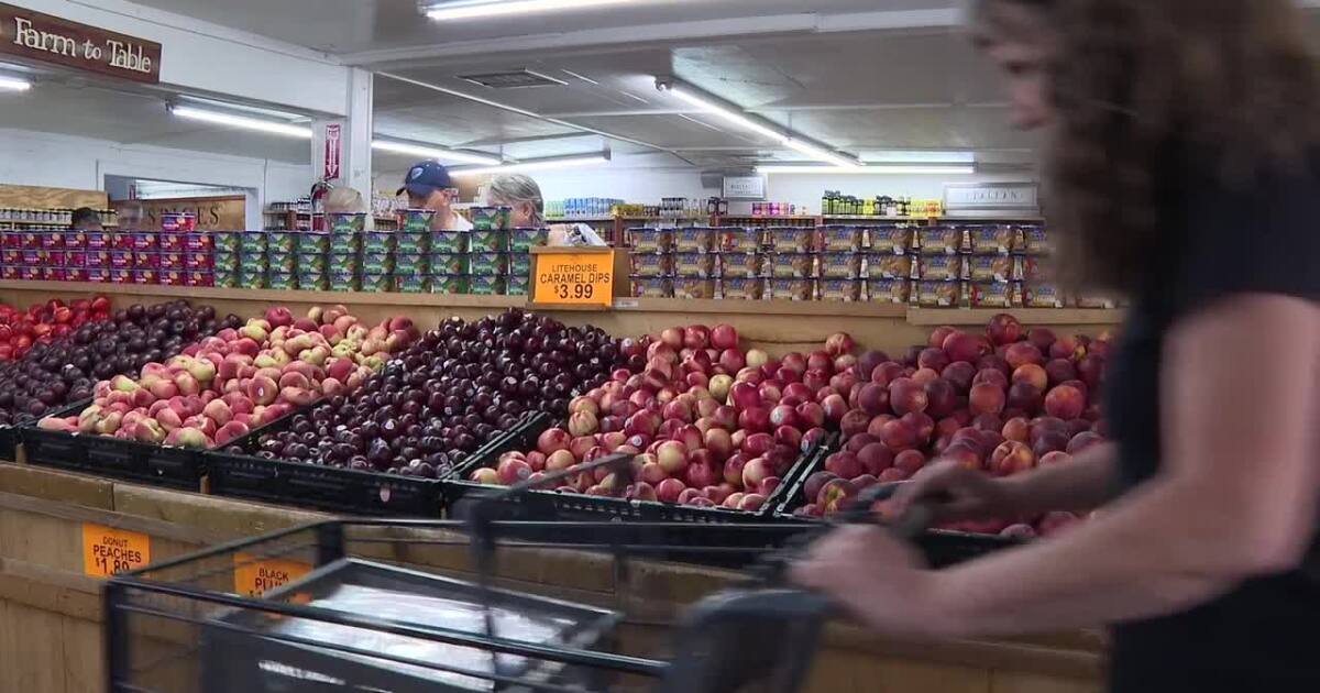 Produce prices surge; Arizonans cut back as inflation hits grocery aisles