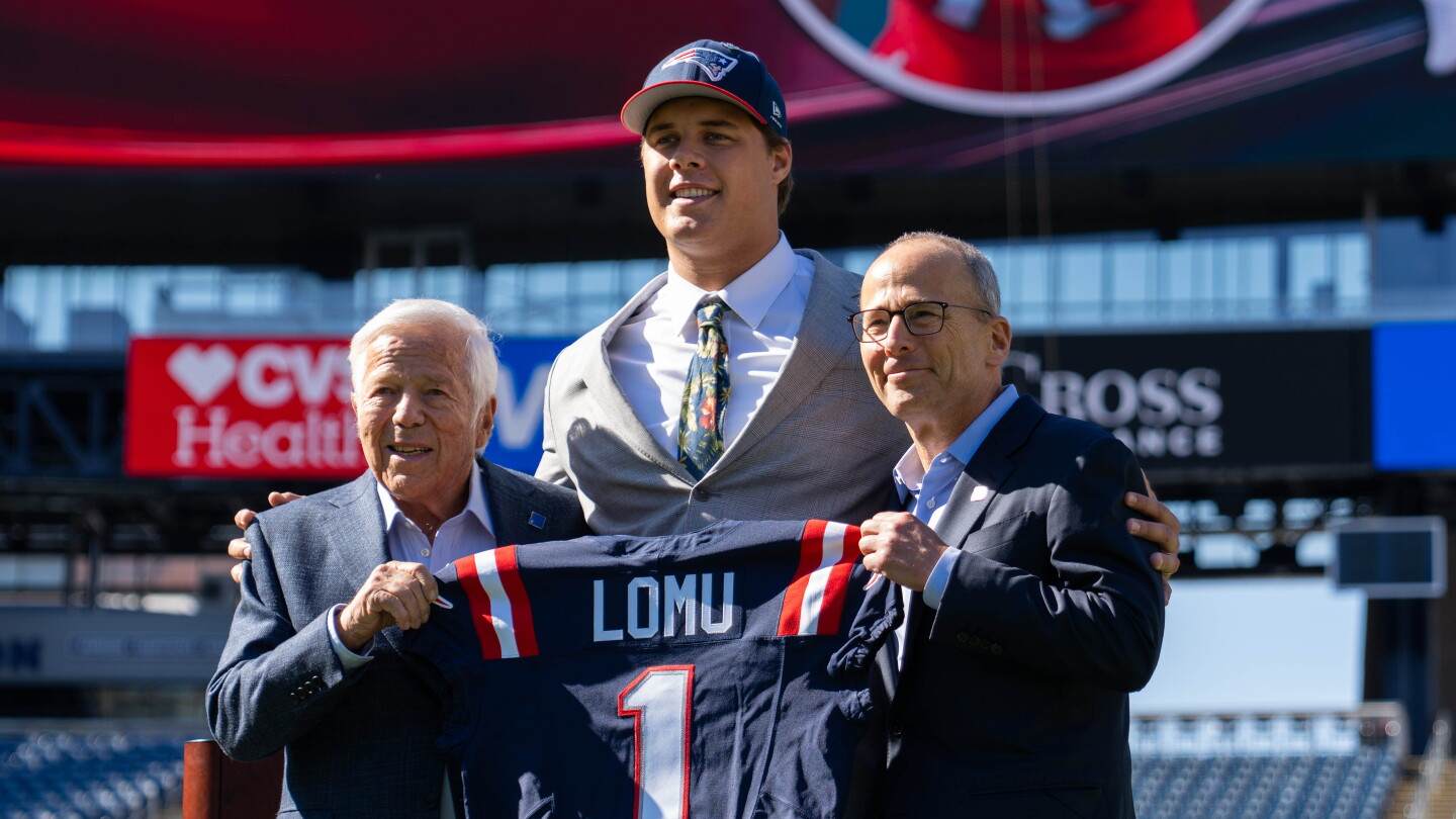 Patriots sign first-round pick Caleb Lomu