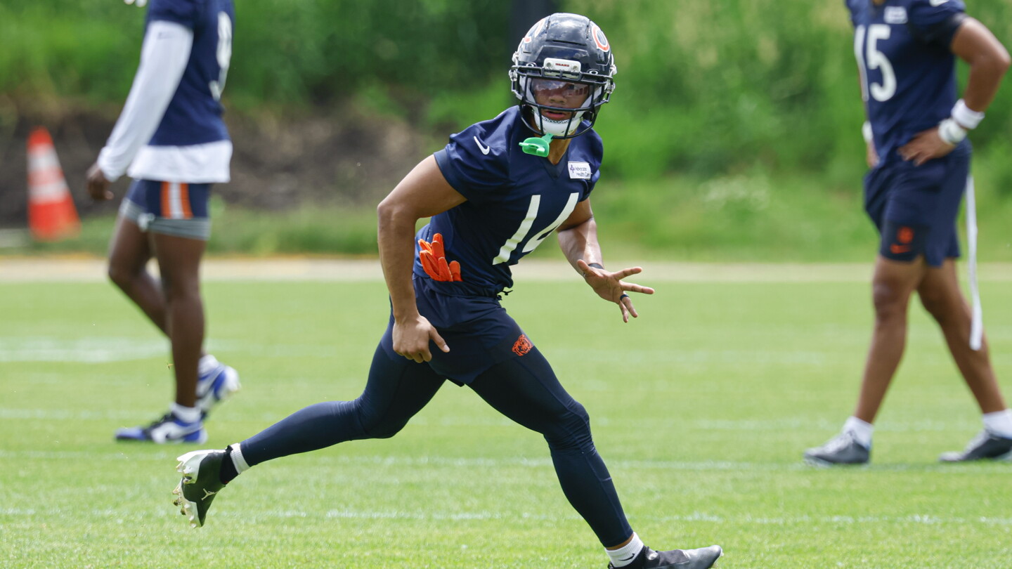 New Bear Kalif Raymond is helping Caleb Williams grow as a leader
