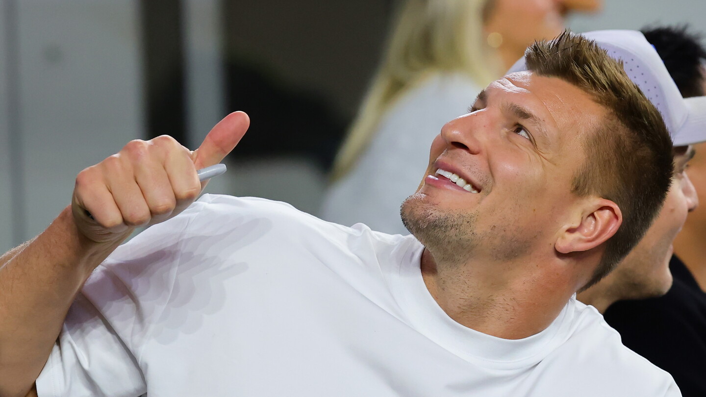 Gronk knows the right way for the Patriots to put distractions behind them: "Win"