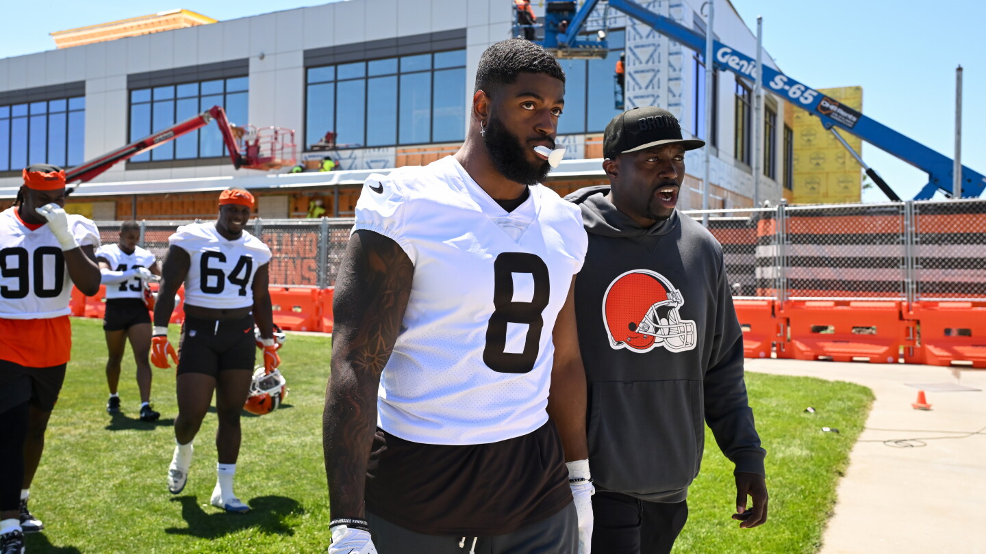 Jared Verse to wear No. 8 with Browns, Dillon Gabriel will change his number