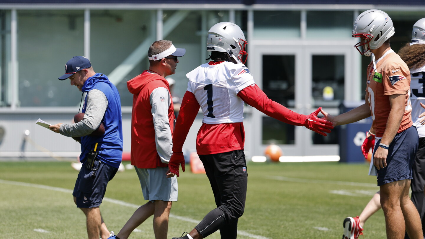 Drake Maye makes a favorable first impression with A.J. Brown