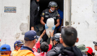 Venezuela quake death toll nears 1,500 as rescues continue