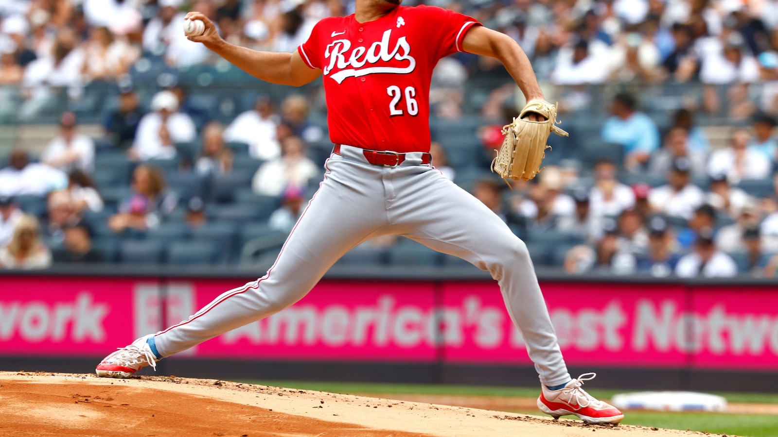 Burns wins 8th straight decision, Stephenson hits a 3-run homer, and Reds beat Yankees 4-1