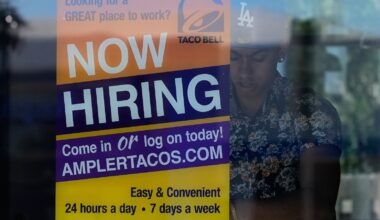 US jobless aid filings rise to 229,000 last week, remain historically low despite war