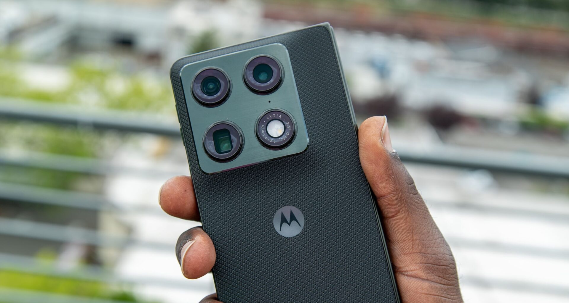 Summer is around the corner, and this new Motorola Razr feature can help you take better vacation photos
