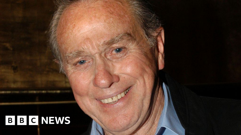 Neighbours actor Terence Donovan dies aged 90 - BBC