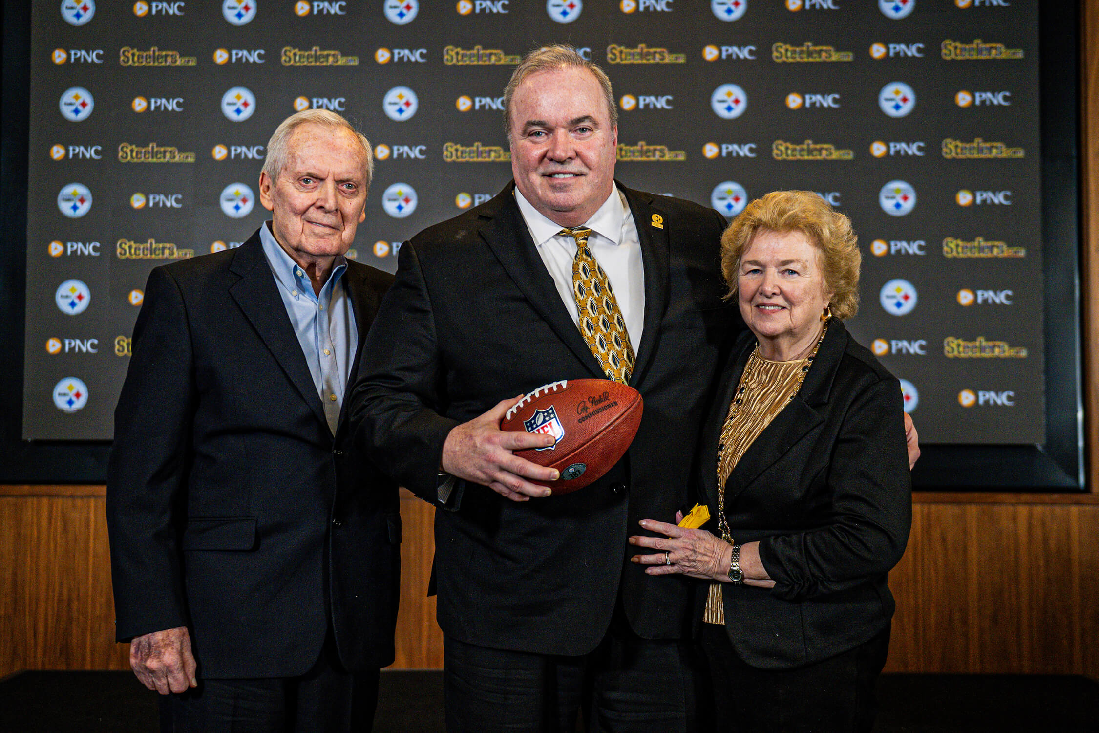 Mike McCarthy poses for a photo with his parents after his introductory press conference.