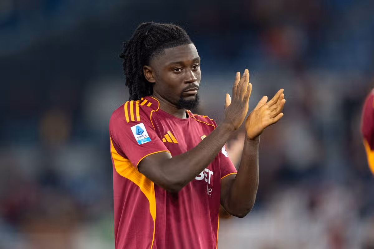 Manu Kone of AS Roma greets the fans during the serie Serie A Enilive match between AS Roma and ACF Fiorentina at Stadio Olimpico on May 4, 2026 in Rome, Italy (Photo by Giuseppe Maffia/NurPhoto via Getty Images)
