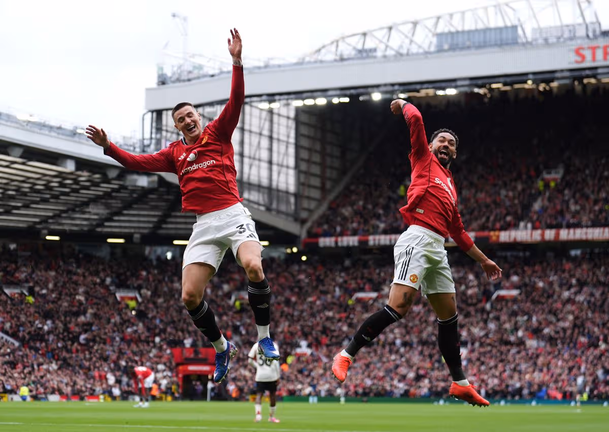 Benjamin Sesko and Matheus Cunha celebrate the former's goal for Manchester United against Liverpool