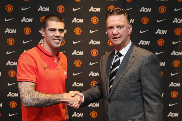 Victor Valdes shaking hands with Louis van Gaal after signing for Manchester United in January 2015